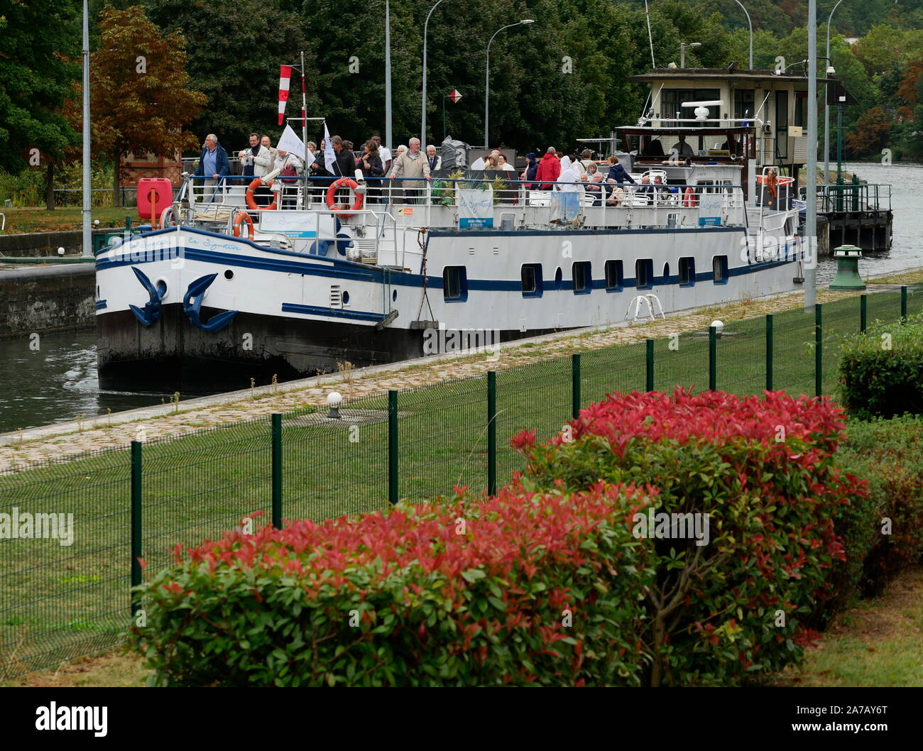 AJAXNETPHOTO. 2019. BOUGIVAL, FRANCE. - Les convertis 1949 PENICHE LE SIGNATURE ENTRÉE DANS L'ÉCLUSE À BOUGIVAL SUR L'UNE DE SES CROISIÈRES SUR LA SEINE, son pont encombré avec passagers. PHOTO:JONATHAN EASTLAND/AJAX REF:192609 GX8  595 Banque D'Images