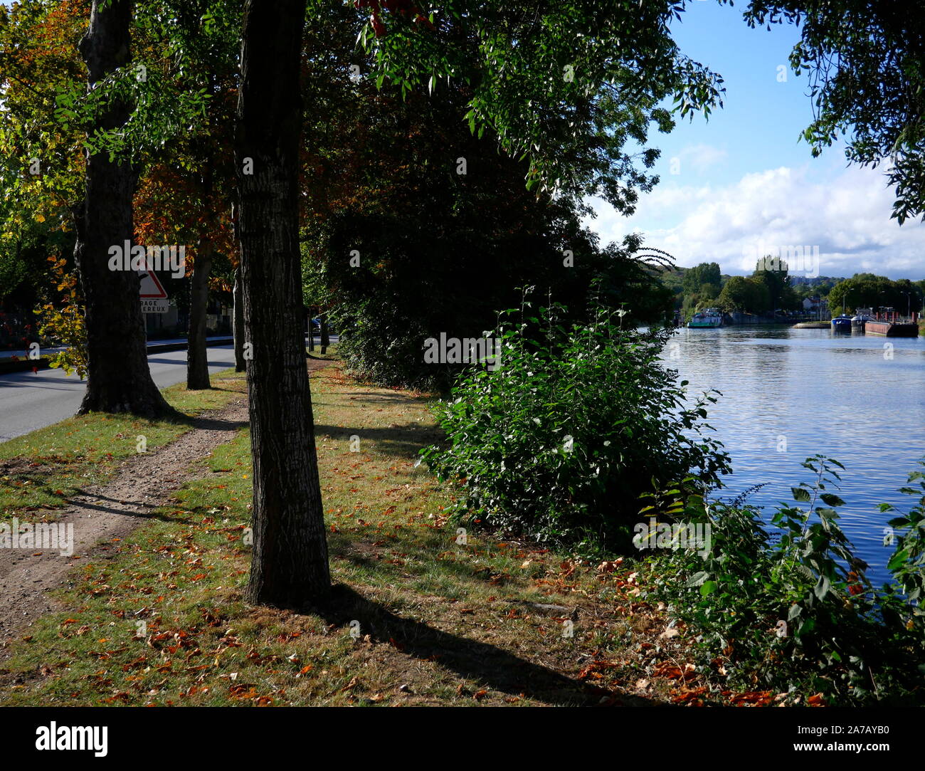 AJAXNETPHOTO. BOUGIVAL, FRANCE. - PAYSAGE FLUVIAL - VUE OUEST VERS MARLY LE LONG DE LA D113 BORDANT LA SEINE. L'ARTISTE ANGLAIS J M W TURNER (1775-1851) A PEINT DE NOMBREUSES SCÈNES PRÈS DES RIVES DE LA SEINE DONT UNE INTITULÉE « MARLY, EMBARQUEMENT A BOUGIVAL VERS 1830 » RÉALISÉE À PROXIMITÉ. LES RESTES DE LA MACHINE DE MARLY QUI FIGURAIT DANS LA PEINTURE DE TURNER SONT HORS DE CETTE IMAGE À DROITE. L'ENDROIT A ÉGALEMENT ÉTÉ FRÉQUENTÉ PAR LES ARTISTES IMPRESSIONNISTES DU XIXE SIÈCLE 'PLEIN AIRE' ALFRED SISLEY, CAMILLE PISSARRO CLAUDE MONET ET AUGUSTE RENOIR ÉGALEMENT FAUVISTE MAUICE DE VLAMINCK.PHOTO :JONATHAN E. Banque D'Images