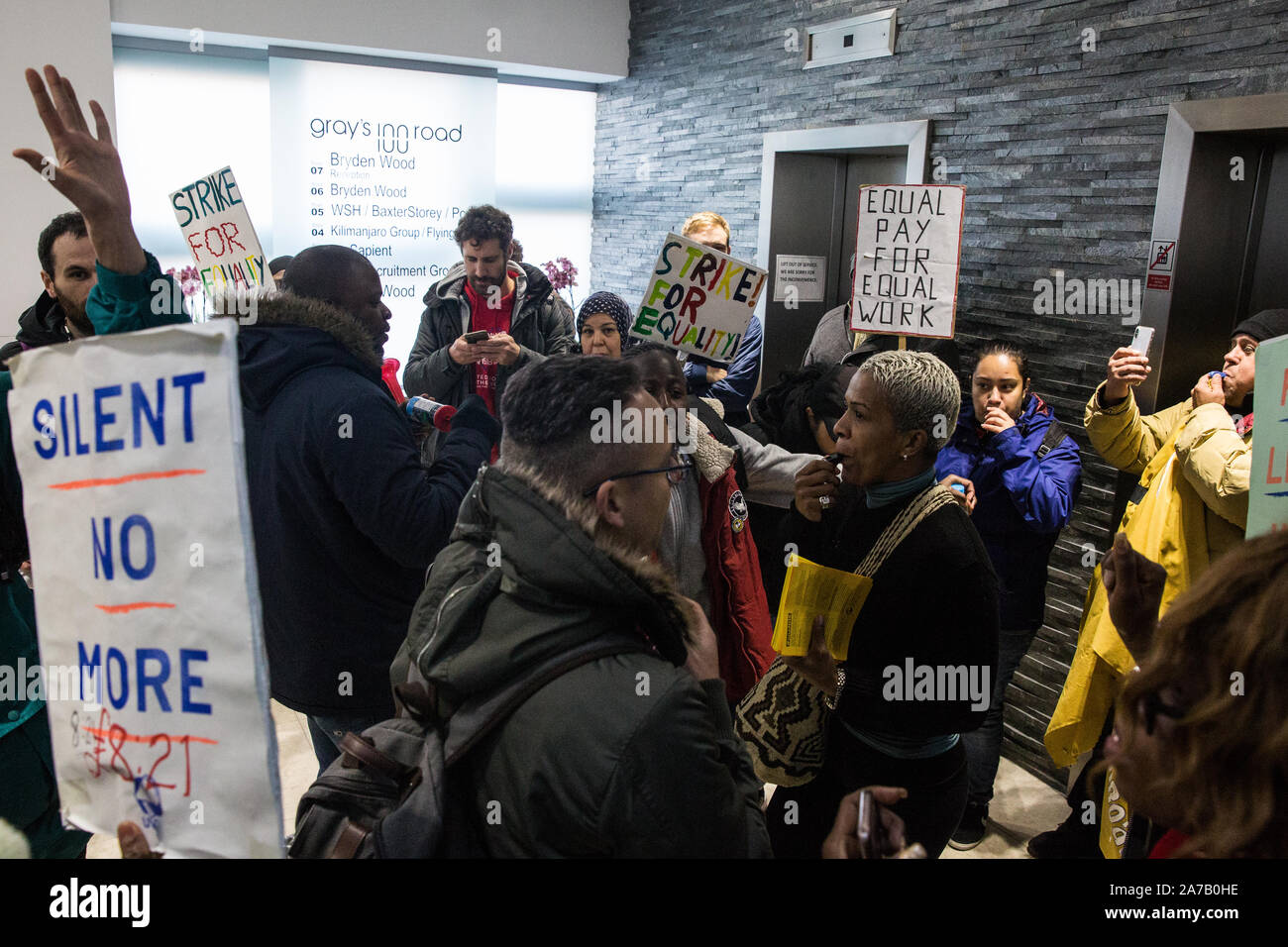 Londres, Royaume-Uni. 31 octobre, 2019. Sous-payés et surtout Université de Greenwich migrants travailleurs BaxterStory café externalisée via et appartenant à l'Organisation des voix du monde (UVW) protestation syndicale dans les bureaux d'BaxterStory au cours d'une série coordonnée de 'cinq grèves en un jour" impliquant des nettoyeurs également du Ministère de la Justice, les nettoyants, les traiteurs et les porteurs de l'Hôpital St Mary Paddington, de nettoyeurs d'ITV et Channel 4, les bureaux et les préposés du parc de la parcs royaux. Le café travailleurs désirent être effectuée en interne et étant donné les mêmes modalités et conditions que les autres travailleurs Banque D'Images