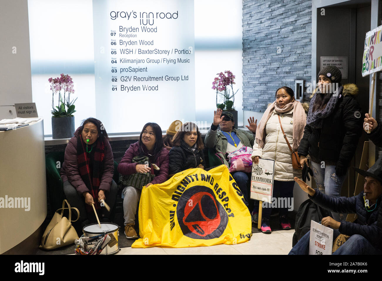 Londres, Royaume-Uni. 31 octobre, 2019. Sous-payés et surtout Université de Greenwich migrants travailleurs BaxterStory café externalisée via et appartenant à l'Organisation des voix du monde (UVW) protestation syndicale dans les bureaux d'BaxterStory au cours d'une série coordonnée de 'cinq grèves en un jour" impliquant des nettoyeurs également du Ministère de la Justice, les nettoyants, les traiteurs et les porteurs de l'Hôpital St Mary Paddington, de nettoyeurs d'ITV et Channel 4, les bureaux et les préposés du parc de la parcs royaux. Le café travailleurs désirent être effectuée en interne et étant donné les mêmes modalités et conditions que les autres travailleurs Banque D'Images