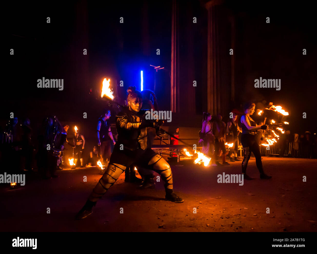 Calton Hill, Édimbourg, Écosse, Royaume-Uni, 31 octobre 2019. Samhuinn Samhuinn : fête du Feu Fire Festival double en taille pour son deuxième festival d'hiver à Calton Hill avec les spectateurs à regarder la collecte de pièces pyrotechniques, de tambours, de l'acrobatie, et le feu les représentations pour célébrer la nouvelle année celtique le soir de l'Halloween. Sur la photo : fire interprètes Banque D'Images