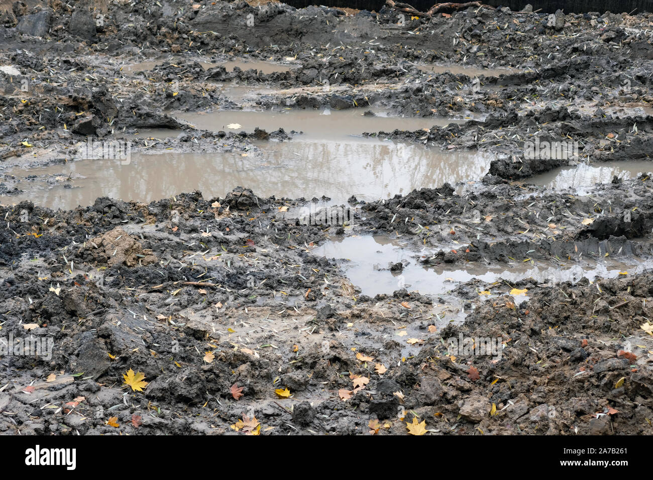 Une fracture de routes de campagne après la pluie. Les flaques d'eau après la pluie sur une route de campagne. Les routes dans le village. La saleté et les flaques d'eau après de fortes pluies, mer d'automne Banque D'Images