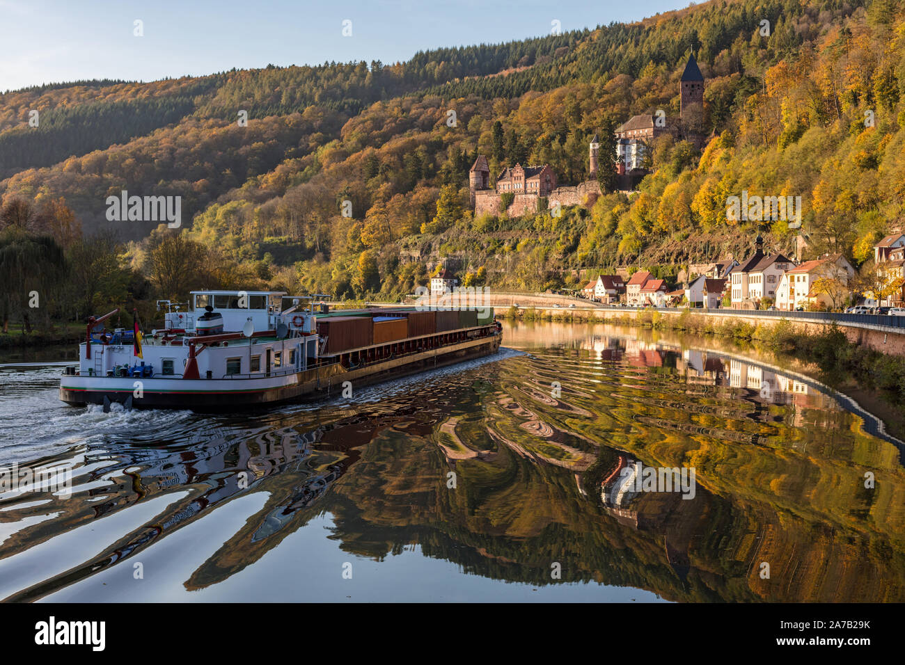 Neckar près de Zwingenberg, Allemagne, avec des navires de transport passant par Banque D'Images