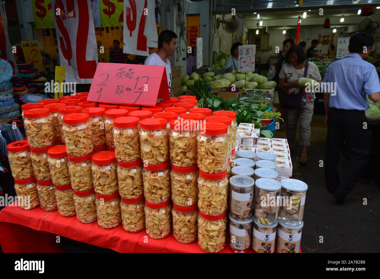 Les étals du marché de plein air vente ventes du Nouvel An chinois lunaire fruits alimentaire. Traduction : "champignon" Banque D'Images