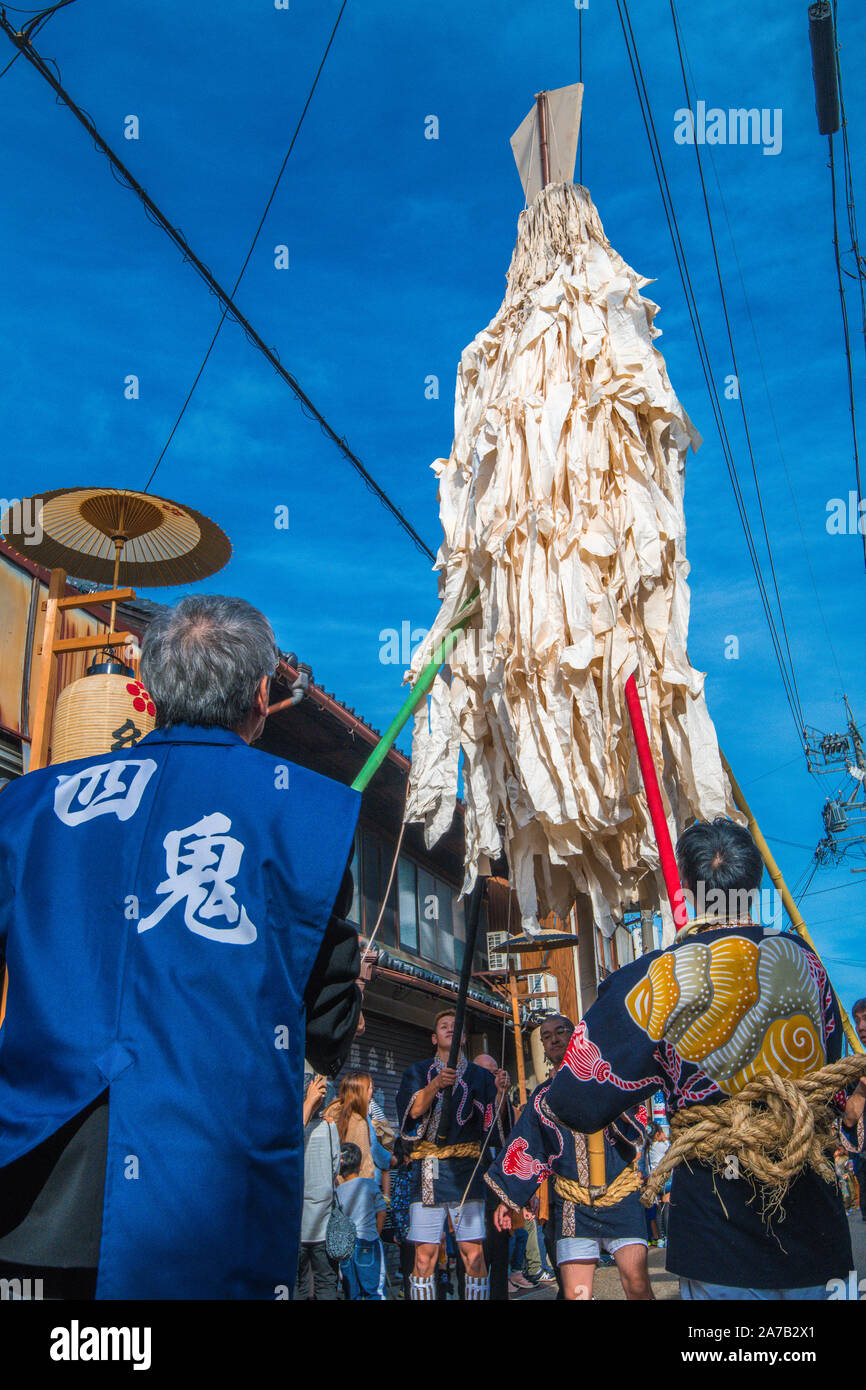 Grand Gohei. 6,3 mètres de hauteur, poids plus de 120 kg. La plus grande du Japon Gohei.C'est un "signe" de Enn pas Gyouja. Banque D'Images