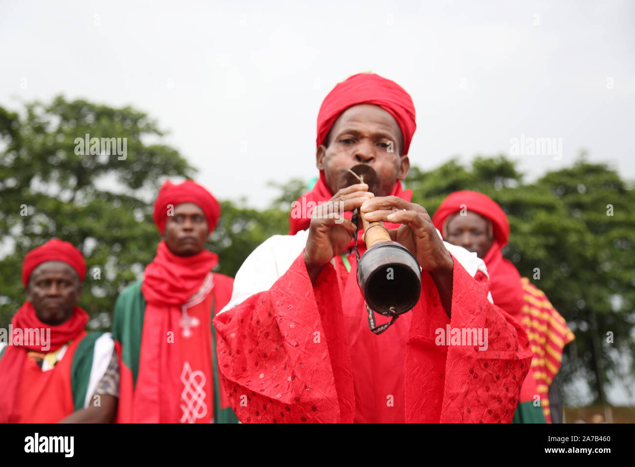 Un homme du nord du Nigeria soufflait d'une flûte traditionnelle lors du Festival national des arts et de la culture (NAFEST) dans l'État d'Edo, au Nigeria. Banque D'Images