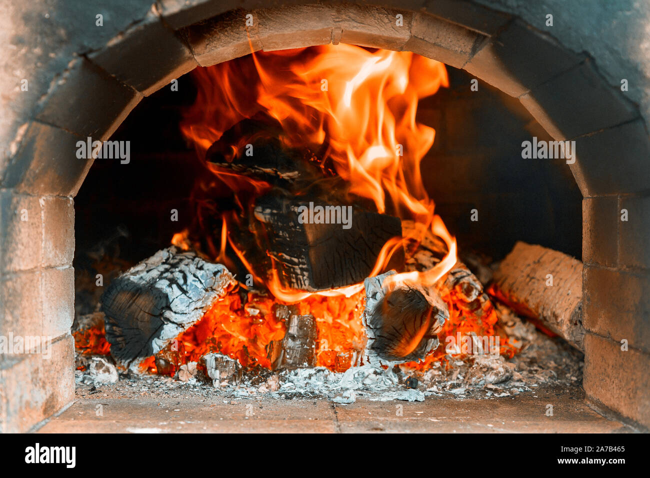 Four à pizza italienne traditionnelle dans un feu de bois dans le Banque D'Images Four à pizza italienne traditionnelle dans un feu de bois dans le Banque D'Images