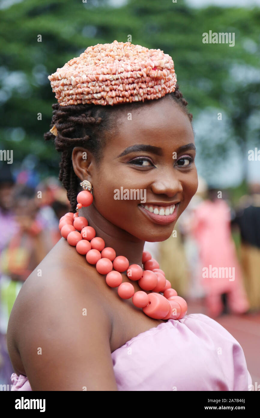 Fille africaine dans sa tenue traditionnelle lors du Festival national des arts et de la culture (NAFEST) dans l'État d'Edo, au Nigeria. Banque D'Images