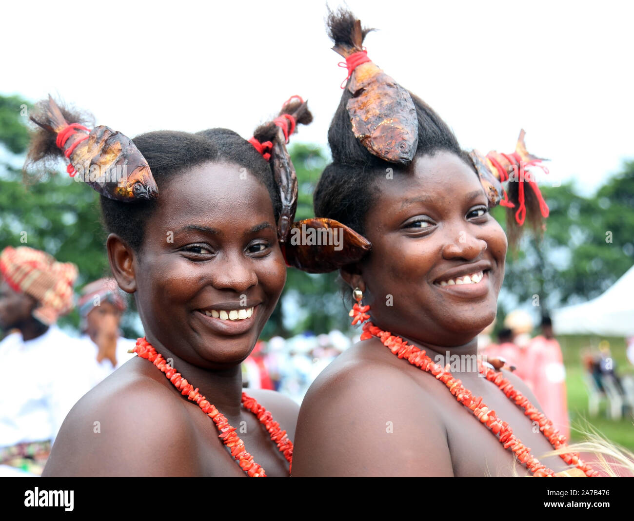 Des jeunes filles africaines présentent leur coiffure de pêche lors du Festival national des arts et de la culture (NAFEST) dans l'État d'Edo, au Nigeria. Banque D'Images