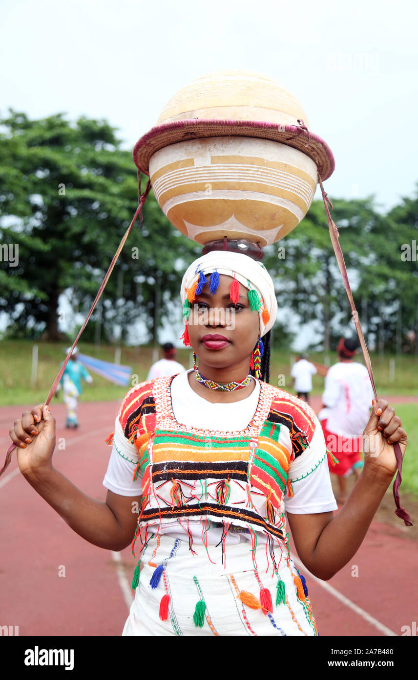 Fille de Hausa/Fulani dans leur costume traditionnel lors du Festival national des arts et de la culture (NAFEST) dans l'État d'Edo, au Nigeria. Banque D'Images