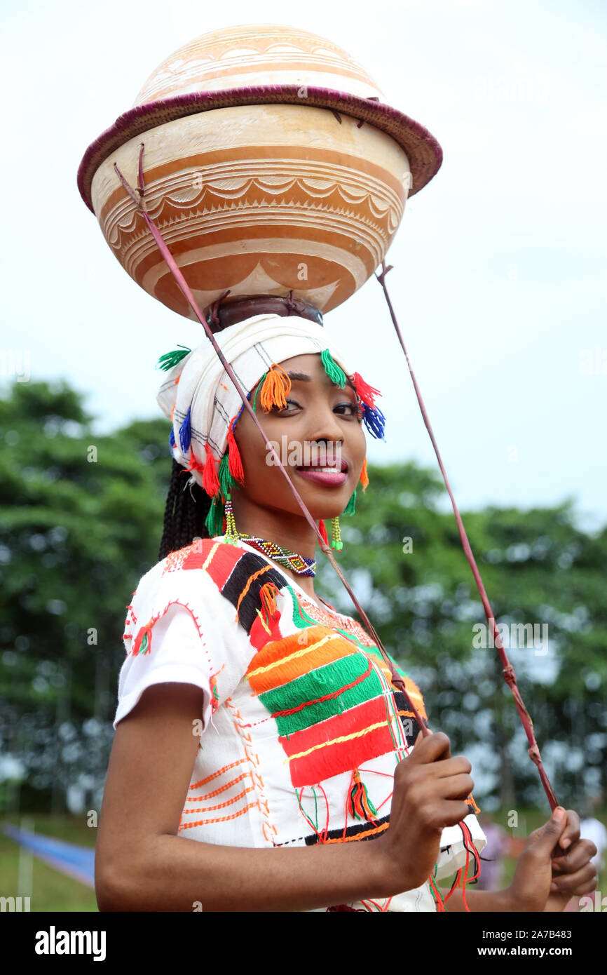 Fille de Hausa/Fulani dans leur costume traditionnel, lors du Festival national des arts et de la culture (NAFEST) dans l'État d'Edo, au Nigeria. Banque D'Images