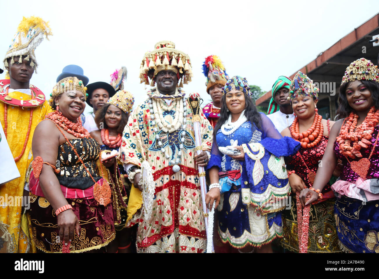 Rivers troupes dans leur costume traditionnel lors du Festival national des arts et de la culture (NAFEST) dans l'État d'Edo, au Nigeria. Banque D'Images