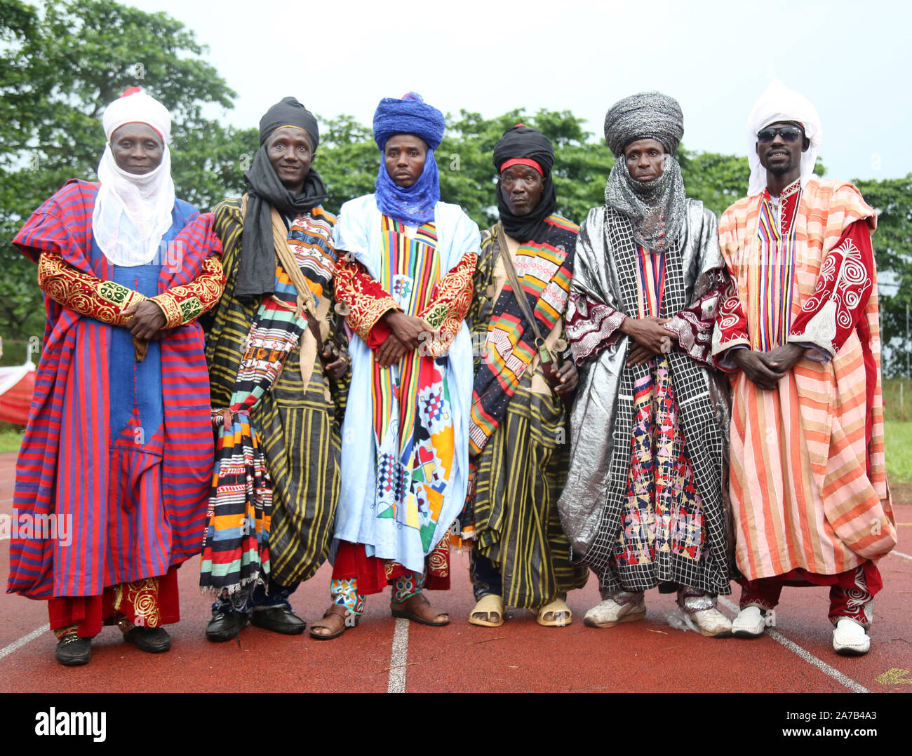 Les hommes Hausa/Fulani présentent leurs costumes traditionnels lors du Festival national des arts et de la culture (NAFEST) dans l'État d'Edo, au Nigeria. Banque D'Images