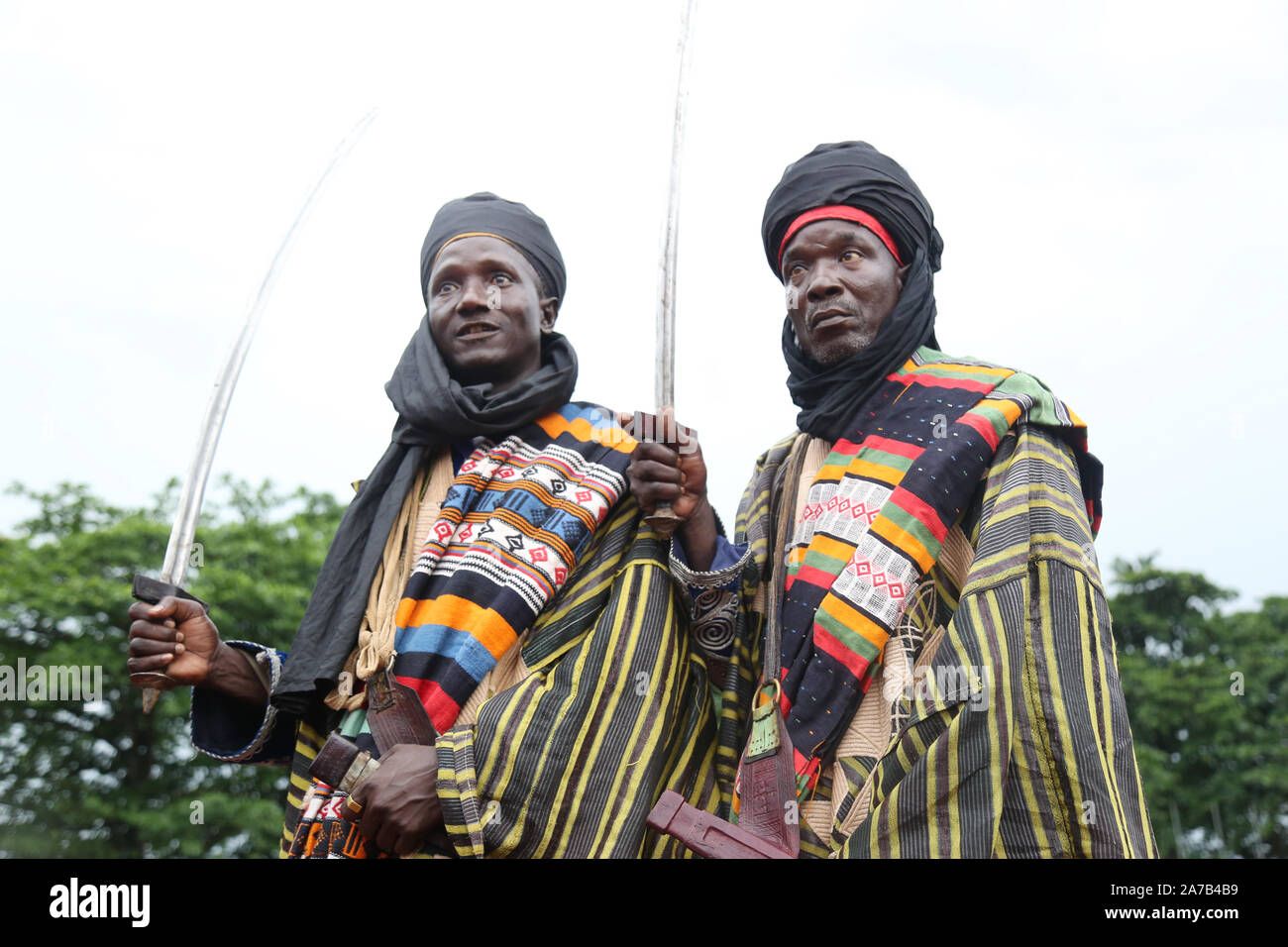 La tribu Hausa/Fulani du nord du Nigeria présente son épée lors du Festival national des arts et de la culture (NAFEST) dans l'État d'Edo, au Nigeria. Banque D'Images