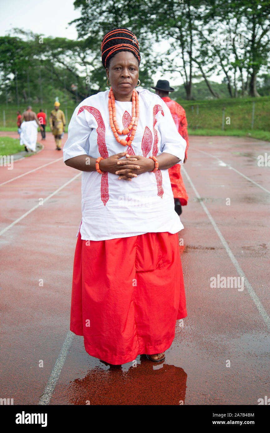 Femme béninoise dans leur tenue culturelle traditionnelle, lors du Festival national des arts et de la culture (NAFEST) dans l'État d'Edo, au Nigeria. Banque D'Images