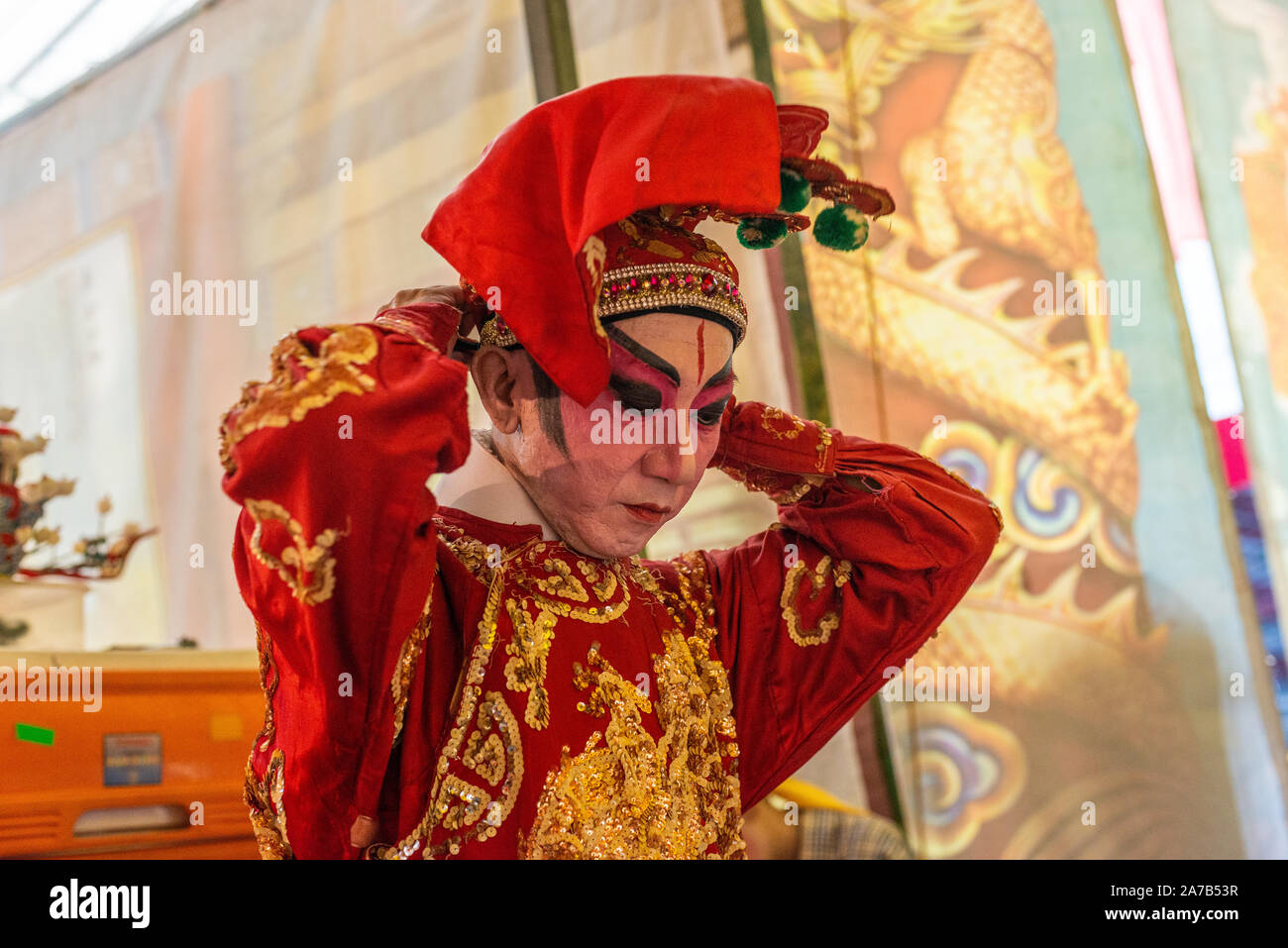 L'opéra chinois teochew. Les artistes interprètes ou exécutants à coulisses s'apprête à effectuer au cours de Chinese Ghost Festival. Arts culturels traditionnels asiatiques Banque D'Images