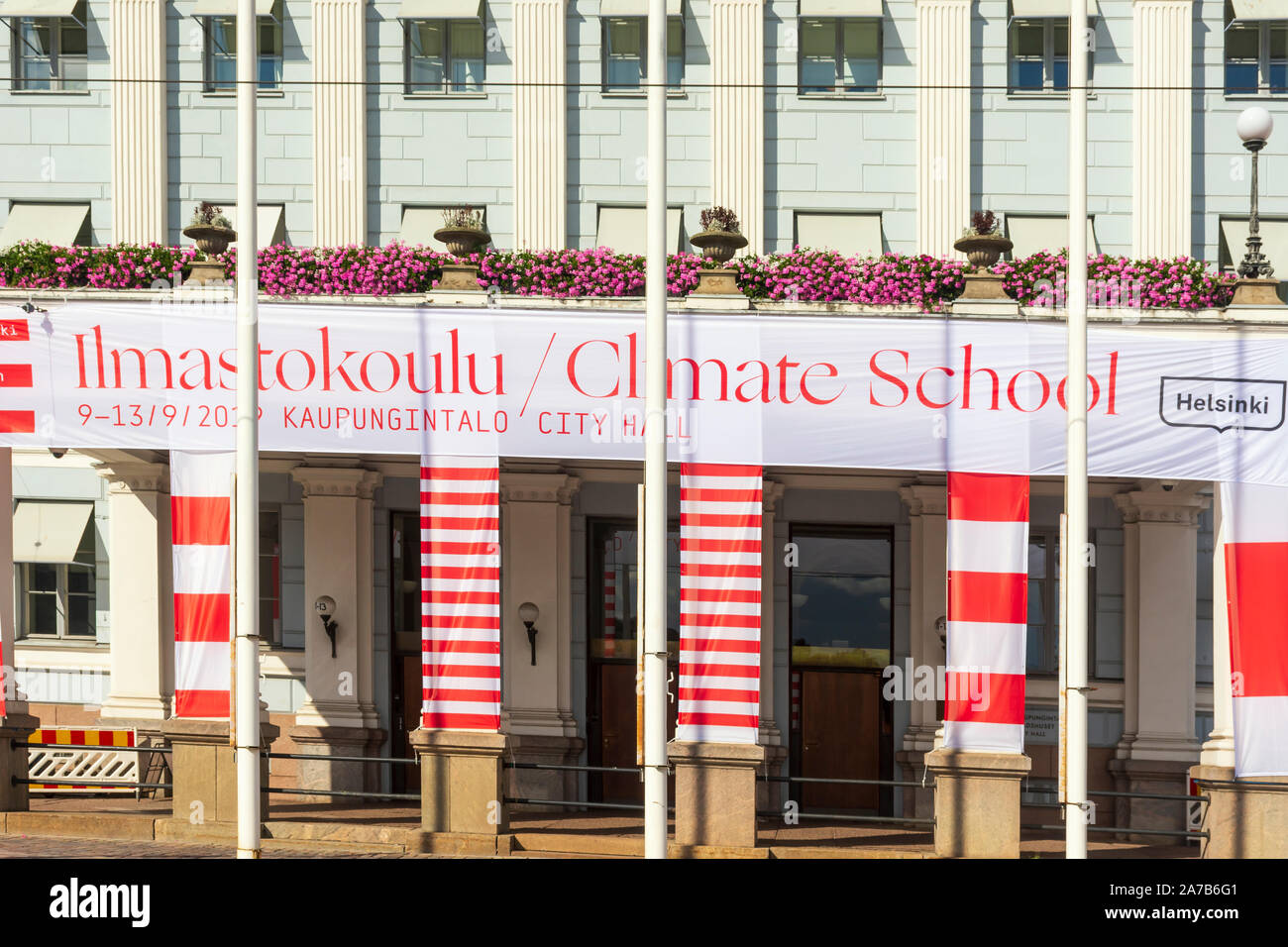 Bannière de l'école climatique d'Helsinki sur le bâtiment de l'hôtel de ville d'Helsinki, en Finlande Banque D'Images