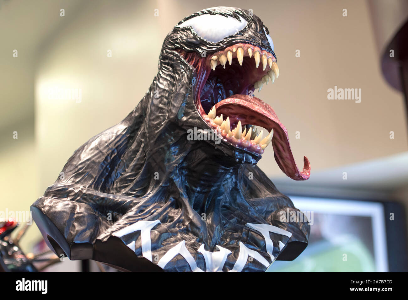 Buste de personnage Film Marvel Venom, dans un magasin à Universal Studios Orlando, antihéros, super-héros du film Eddie Brock joué par Tom Hardy, masque exotiques Banque D'Images
