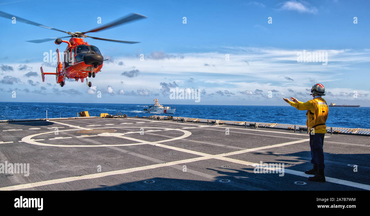 Un équipage de l'hélicoptère MH-65 Dolphin affectés à l'Escadron d'hélicoptères tactiques de répression (HITRON) atterrit sur le pont de vol les garde-côte de James tout en menant des opérations de secours d'ouragan dans la mer des Caraïbes, le 6 septembre 2019. Au cours de leurs 62 jours de patrouille anti-drogue, l'équipage de James, ainsi que des membres de forces de l'ordre tactique, Team-South HITRON, Cryptologic élément de soutien direct et plusieurs organismes partenaires, ont contribué à l'interdiction du trafic de drogue 7 navires et étaient responsables de la saisie de plus de 12 677 livres de cocaïne et 4 085 livres de marijuana lié f Banque D'Images