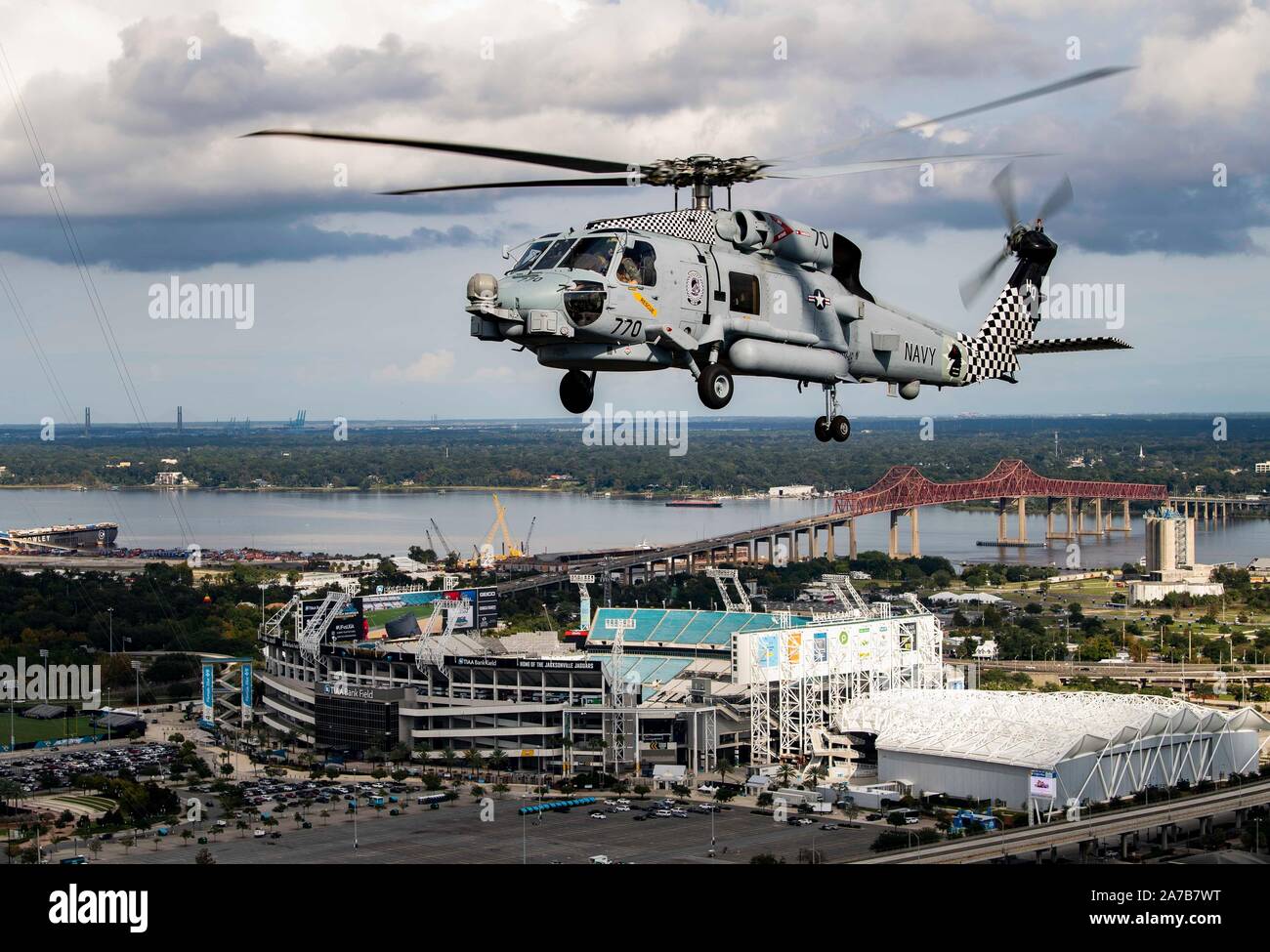 191030-N-QI061-0538 Jacksonville, en Floride (oct. 30, 2019) Un MH-60R Sea Hawk, affecté à l'hélicoptère "Grandmasters" de grève Maritime Squadron (HSM) 46, vole au-dessus de la Banque TIAA Field, domicile de l'équipe de football, les jaguars de Jacksonville à Jacksonville, en Floride, les grands maîtres sont actuellement en poste à la Station Navale de Mayport. (U.S. Photo par marine Spécialiste de la communication de masse de la classe 3ème Nathan T. Beard/libérés) Banque D'Images