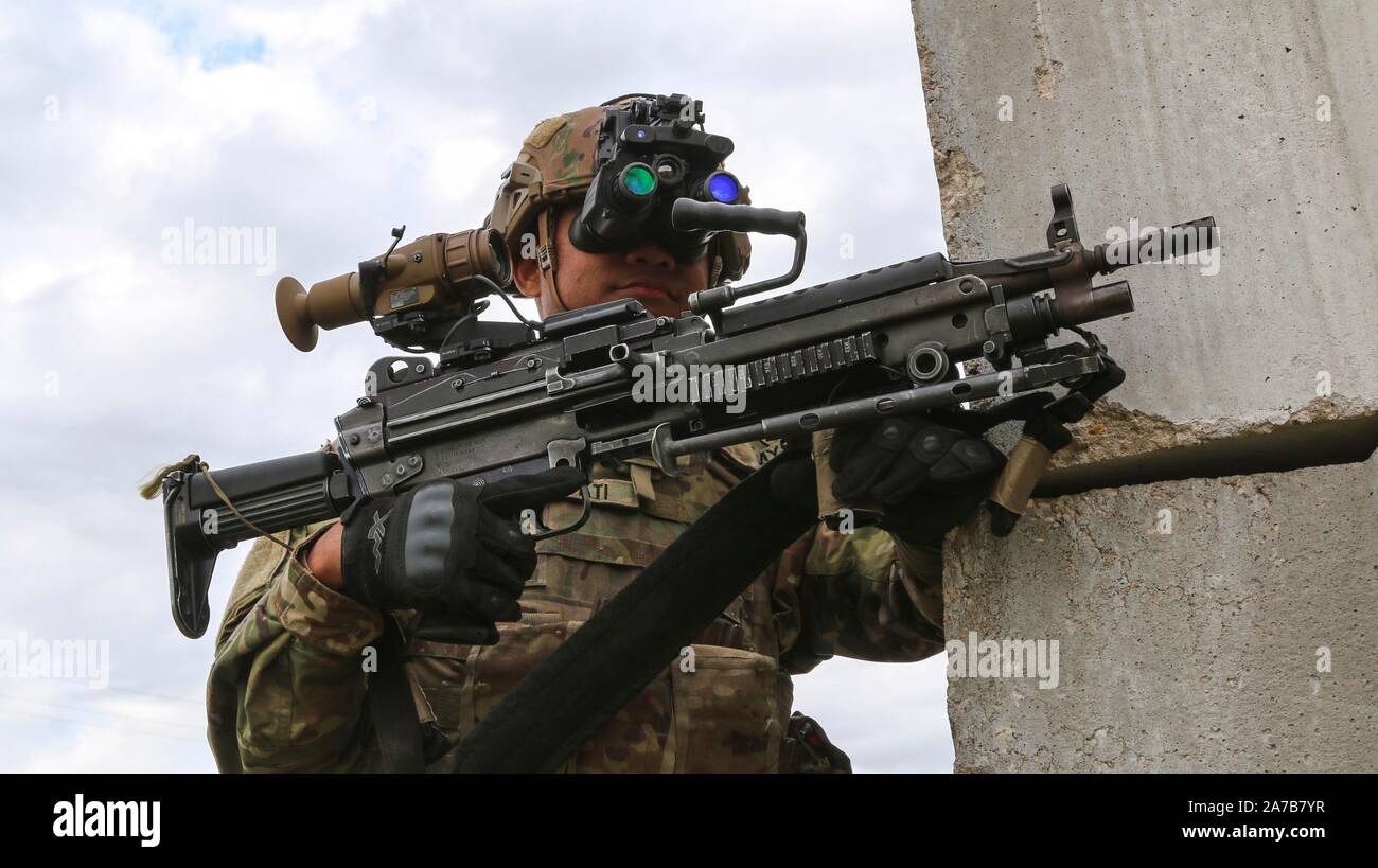 Les soldats de la 2e Armored Brigade Combat Team, 1re Division d'infanterie, sont les premiers à recevoir la vision nocturne améliorée binoculaire - et de la famille des Armes - individu. La "brigade" poignard reçu et envoyé le nouvel équipement le 23 septembre à 26. L'ENVG-B et FWS-I permettent aux soldats la possibilité de voir à travers le brouillard, la poussière, et la fumée. Les appareils accroître la létalité, mobilité, combattants et conscience de la situation par le biais de ses activités et l'état de l'art de capacités. Banque D'Images