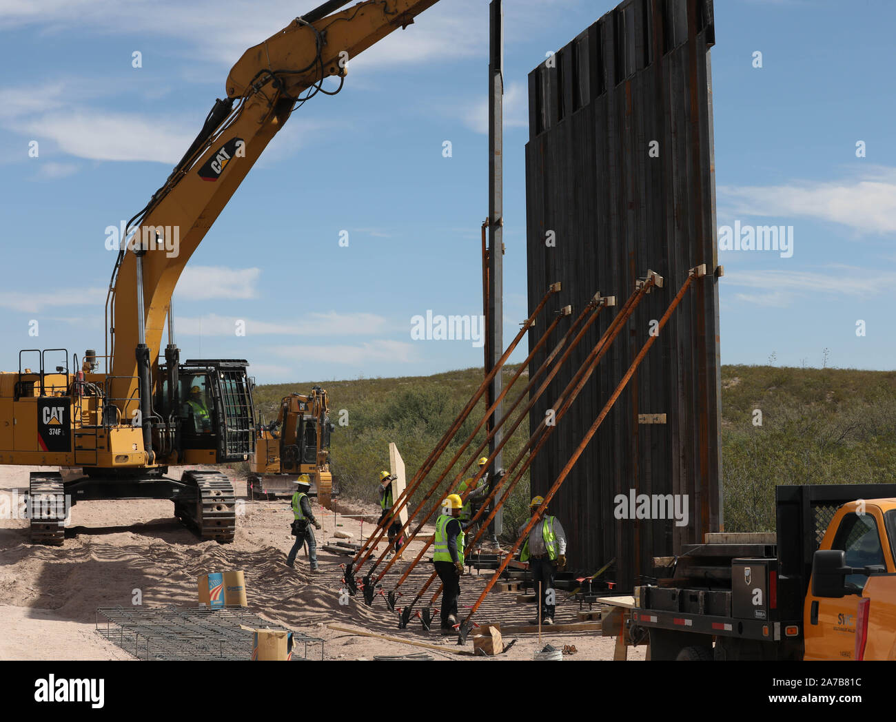 U.S. Army Corps of Engineers traitants place première série de panneaux sur le site du projet Tucson 3 à Douglas, Arizona), le 28 octobre 2019. Ces projets sont exécutés par l'USACE, comme dirigé par l'Armée américaine par le Secrétaire de la Défense, en réponse au Ministère de la sécurité intérieure demande d'aide pour sécuriser la frontière sud des États-Unis en bloquant le trafic de drogue à travers des couloirs de la construction de routes et des clôtures et l'installation de l'éclairage sous le titre 10, article 284 du Code américain. De la défense et de l'exécution d'USACE, ces projets à l'appui de la douane américaine et Bor Banque D'Images