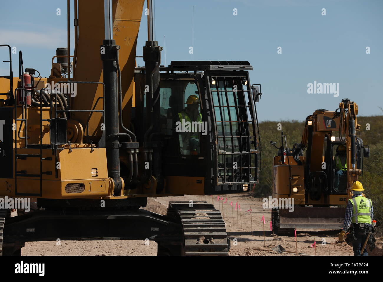 U.S. Army Corps of Engineers préparer les entrepreneurs à placer près de bord dans la masse au site du projet Tucson 3, Douglas, Arizona), le 28 octobre 2019. Ces projets sont exécutés par l'USACE, comme dirigé par l'Armée américaine par le Secrétaire de la Défense, en réponse au Ministère de la sécurité intérieure demande d'aide pour sécuriser la frontière sud des États-Unis en bloquant le trafic de drogue à travers des couloirs de la construction de routes et des clôtures et l'installation de l'éclairage sous le titre 10, article 284 du Code américain. De la défense et de l'exécution d'USACE, ces projets à l'appui de la douane américaine Banque D'Images