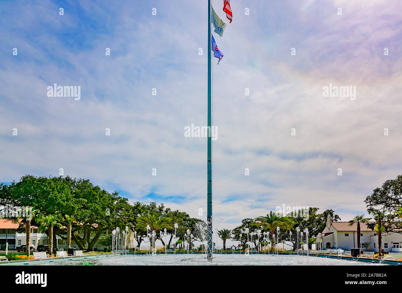 Un drapeau américain vole à la Centennial Plaza fontaine, le 22 octobre 2019, à Gulfport, Mississippi. Banque D'Images Un drapeau américain vole à la Centennial Plaza fontaine, le 22 octobre 2019, à Gulfport, Mississippi. Banque D'Images