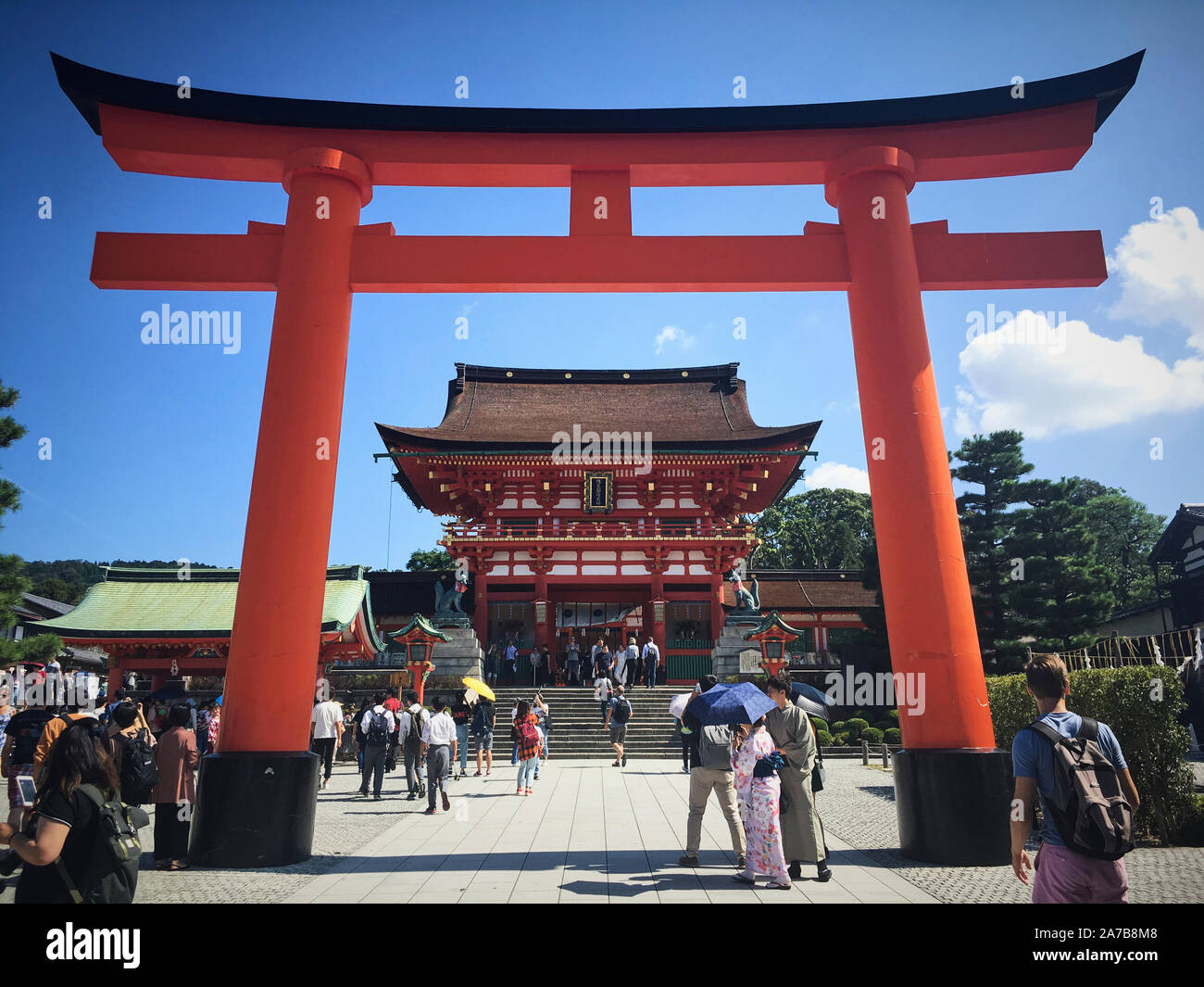 Le torii portes de Fushimi Inari Taisha, le Japon. Fushimi Inari-taisha (伏見稲荷大社) est le chef de culte des kami Inari, situé à Fushimi-ku, Kyoto. Banque D'Images