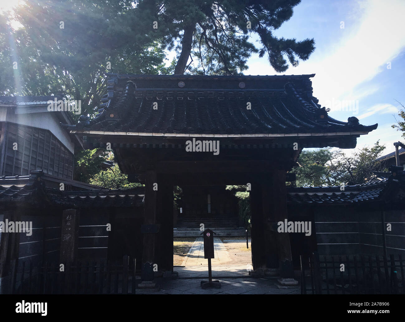 L'entrée de temple dans Shiragikucho, Kanazawa, Japon Banque D'Images