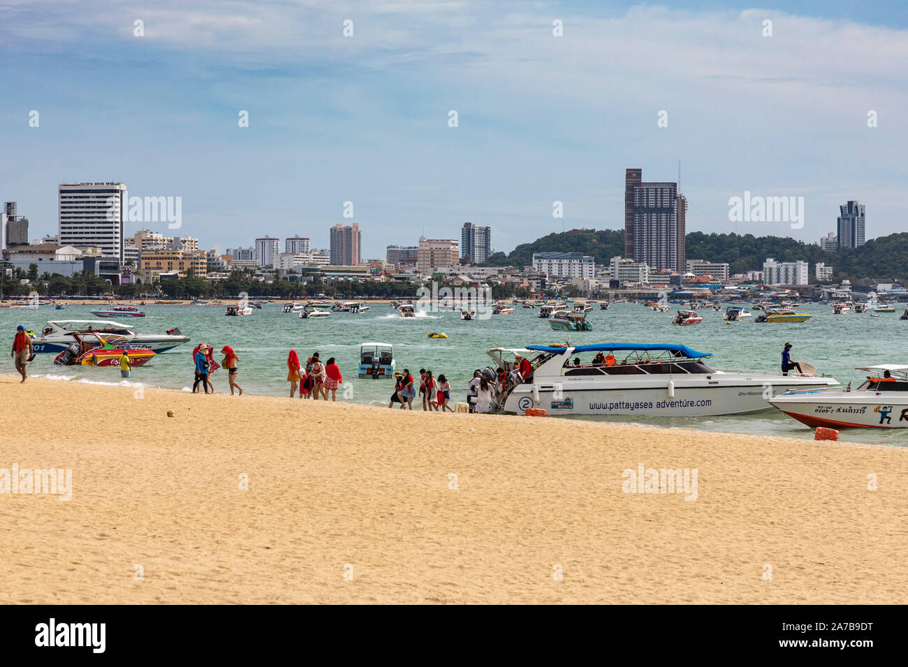 Les touristes chinois qui reviennent d'un voyage en bateau, Pattaya, Chon Buri, Thaïlande Banque D'Images