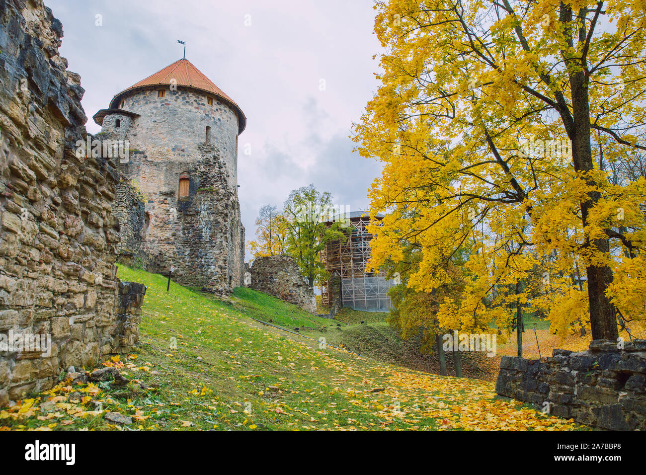 La Lettonie Cesis, ville syrienne. Vieux château et des roches, de l'automne. L'architecture historique. 12. okt. Banque D'Images