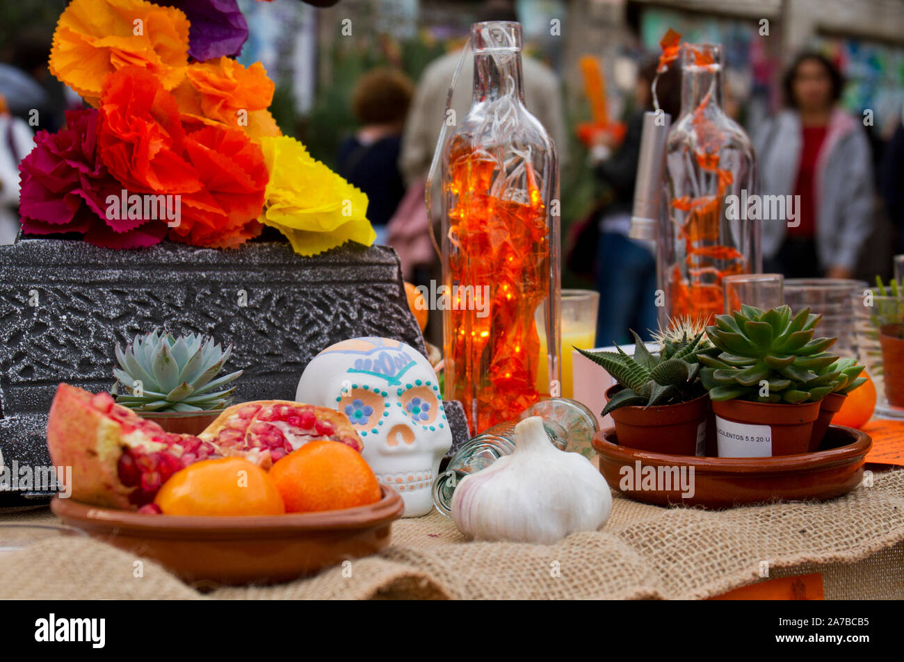 Un autel des morts est décoré avec des symboles de renaissance en souvenir de leurs êtres chers décédés.Halloween est célébré en octobre 31 et "Le Jour des morts" ou Día de los Muertos en espagnol est célébré après, le 2 novembre. Cette partie est célébrée principalement au Mexique et certaines parties de l'Amérique centrale et du Sud. C'est une occasion de se souvenir et de célébrer la vie des proches défunts, à Madrid, tous les ans, la population mexicaine célébrer son fameux parti religieux dans le 'Day of the dead'. Ce parti a eu lieu dans 'Cebada Market' Banque D'Images