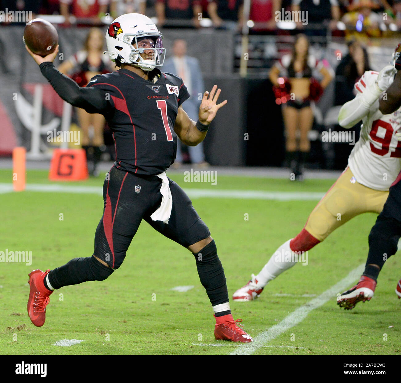 Glendale, États-Unis. 31 octobre, 2019. Arizona Cardinals' Kyler Murray lance une passe de touché de 88 verges contre les San Francisco 49ers au stade de State Farm, à Glendale (Arizona) le jeudi 31 octobre, 2019. Les 49ers défait les cardinaux 28-25. Photo par Art Foxall/UPI UPI : Crédit/Alamy Live News Banque D'Images