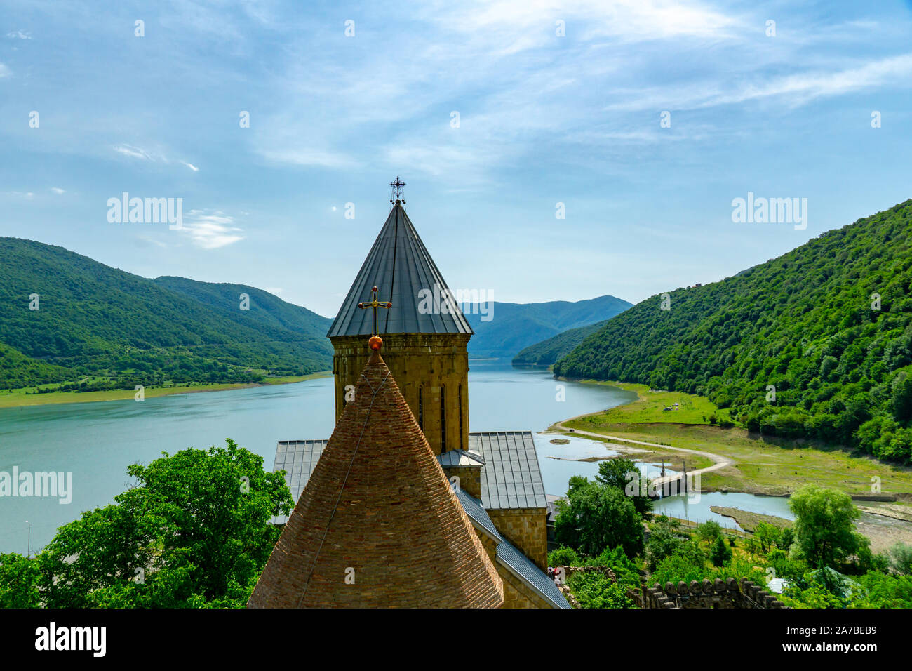 Belle vue panoramique de l'automne et Réservoir Zhinvali forteresse Ananuri en Géorgie, pays de l'Europe Banque D'Images
