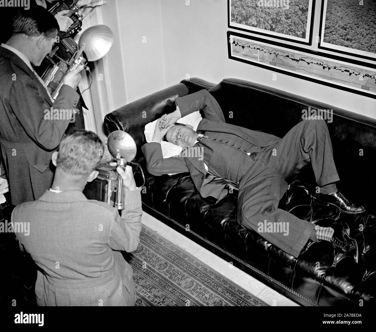 Le sénateur Allen Ellender-démocrate de Louisiane et onetime Lieutenant de la fin Huey Long, est pris par les cadreurs comme il se repose dans son bureau ca. 1938 Banque D'Images
