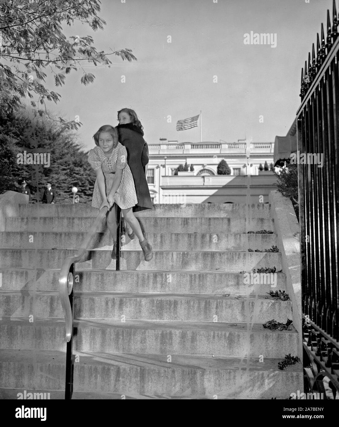 Deux jeunes filles, jouant sur main courante près du Capitol building ca. 1938 Banque D'Images