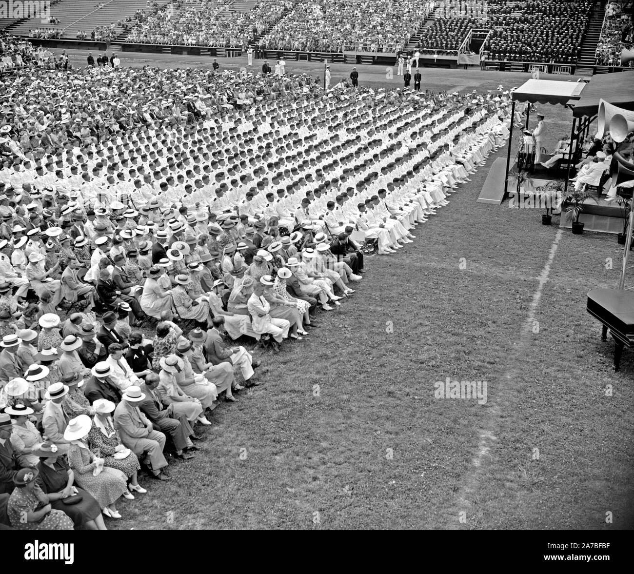 1 juin 1939 - jour de la remise des diplômes à l'académie navale des États-Unis. Annapolis, Md, 1 juin. L'amiral William D. Leahy, chef des opérations navales, traitant les 578 diplômés de l'United States Naval Academy Banque D'Images