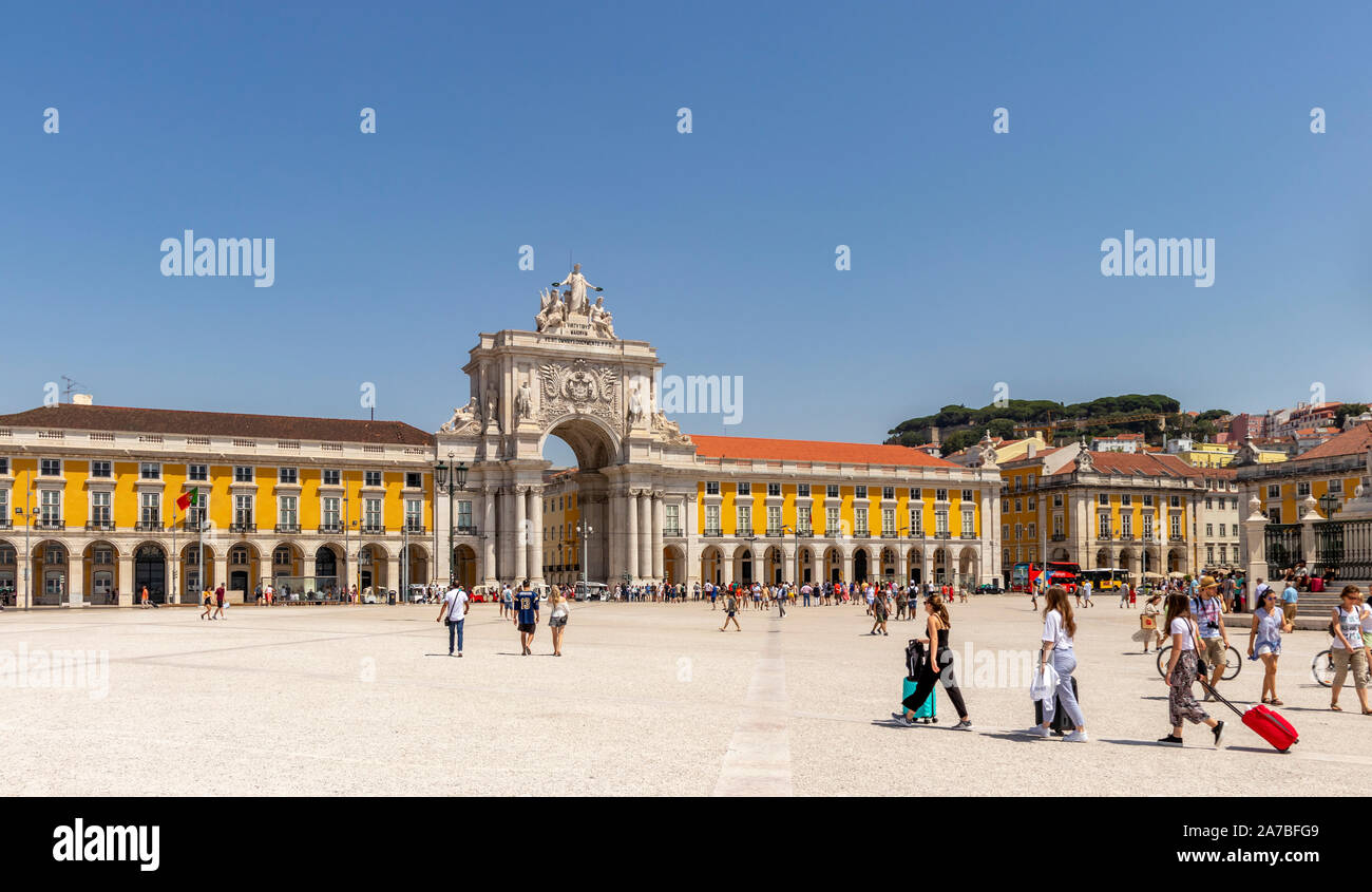 Arco da Rua Augusta et Praça do Comércio sur une journée d'été occupée à Baixa, le centre-ville de Lisbonne. Banque D'Images Arco da Rua Augusta et Praça do Comércio sur une journée d'été occupée à Baixa, le centre-ville de Lisbonne. Banque D'Images