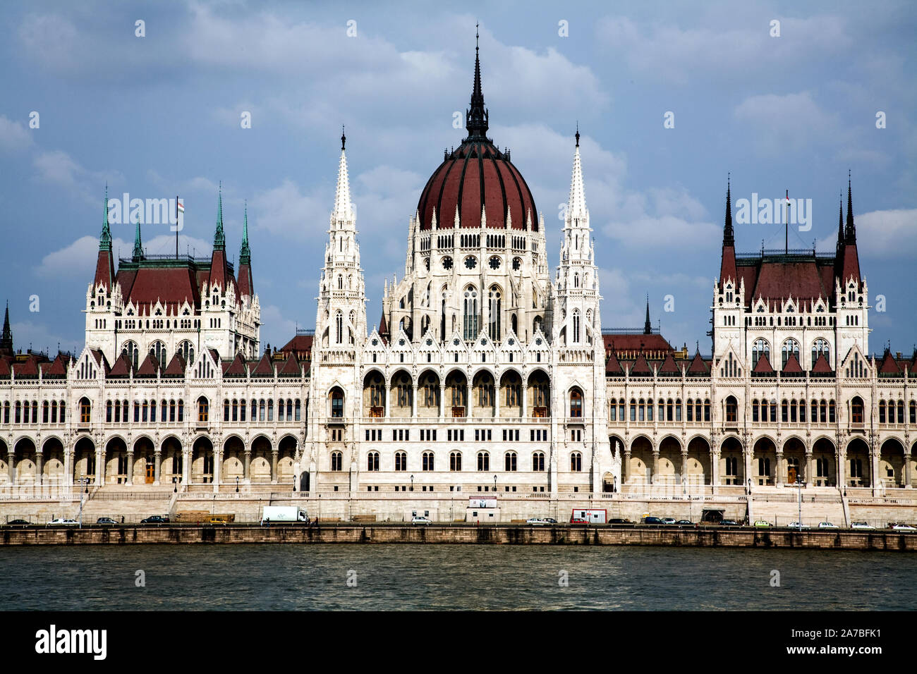 Le Parlement hongrois sur les rives du Danube à Budapest. Banque D'Images