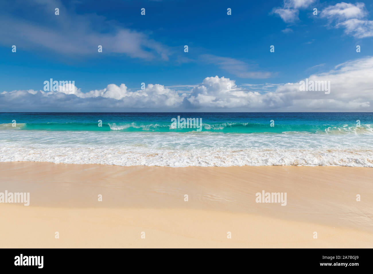 La plage de sable tropicale arrière-plan. Banque D'Images
