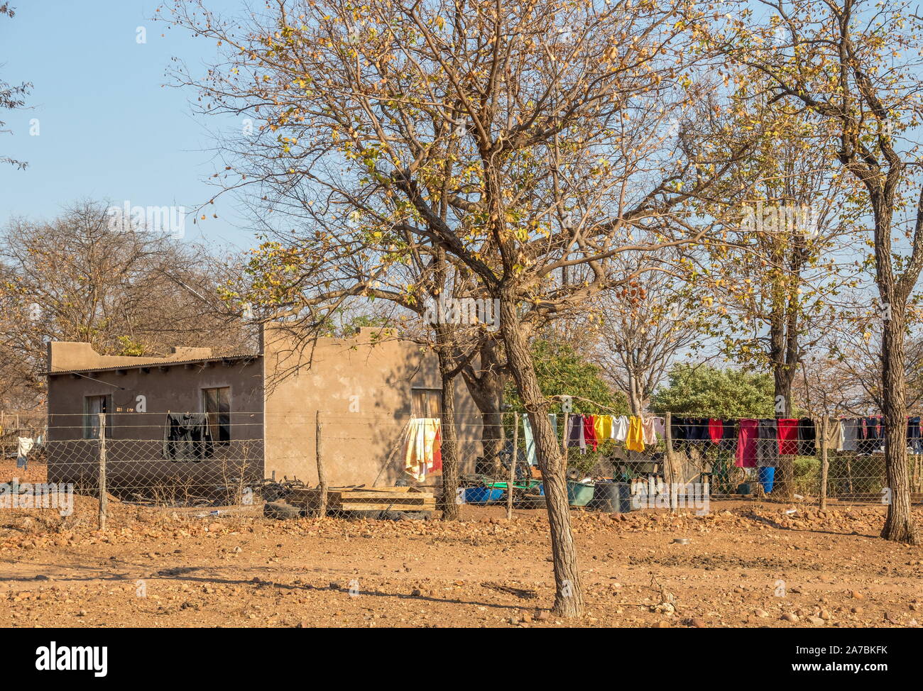 Village rural africain typique de vie dans l'Afrique du Sud post-apartheid de droit au format paysage Banque D'Images