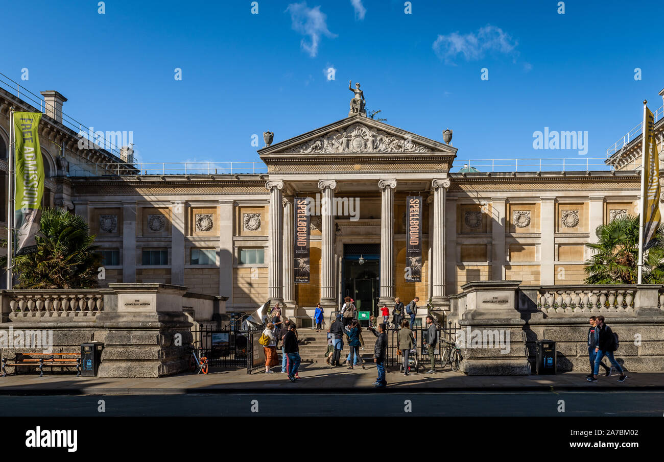 La façade du musée d'art et d'archéologie d'Ashmoléan à Beaumont Street, Oxford, Royaume-Uni. C'est le premier musée universitaire au monde. Banque D'Images