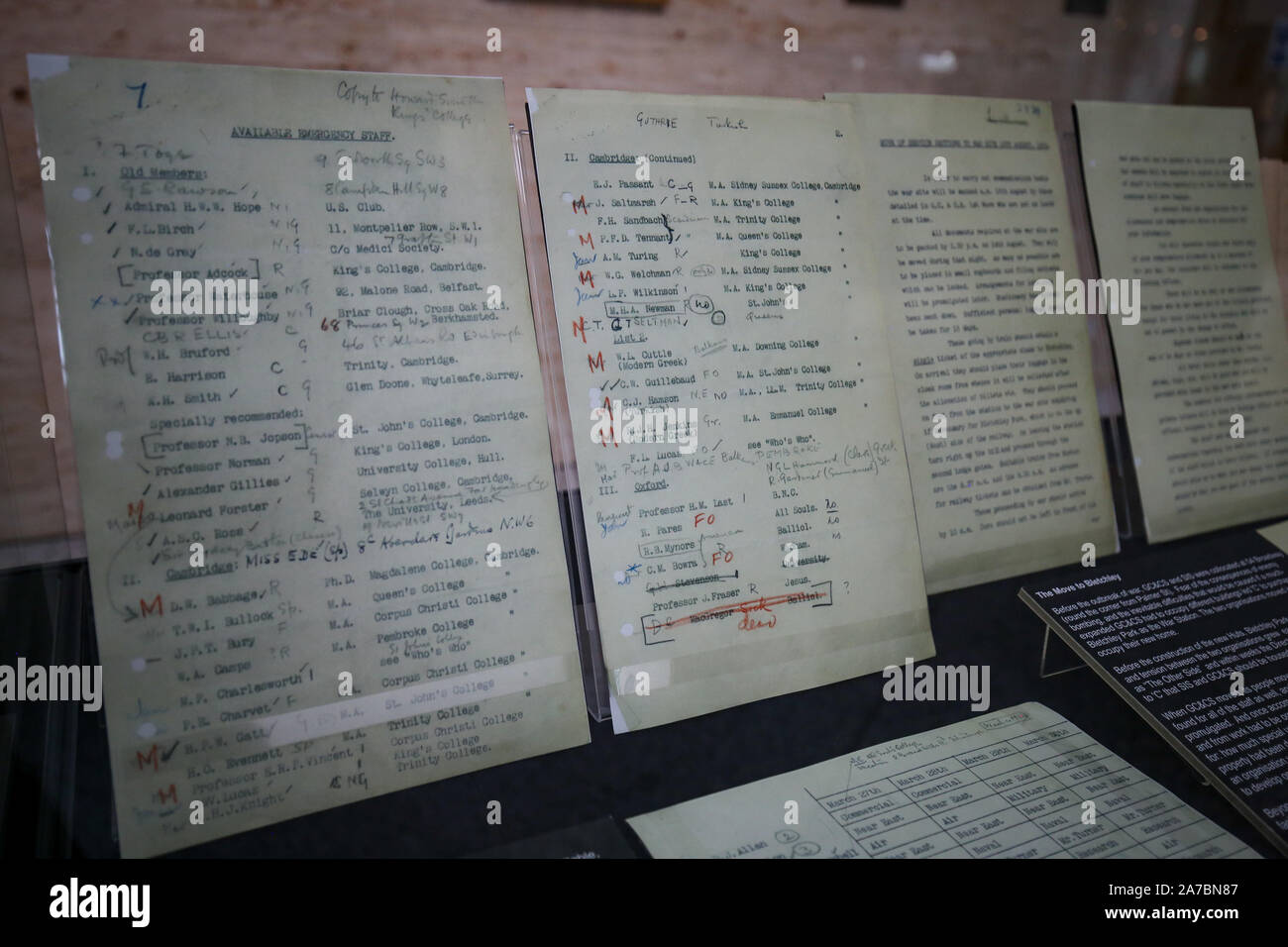 Expositions sur afficher dans Government Communications Headquarters, communément appelé GCHQ, l'organisation de renseignement et de sécurité la responsabilité de fournir le renseignement sur les transmissions et l'assurance de l'information au gouvernement et les forces armées du Royaume-Uni, basée à Cheltenham. Banque D'Images