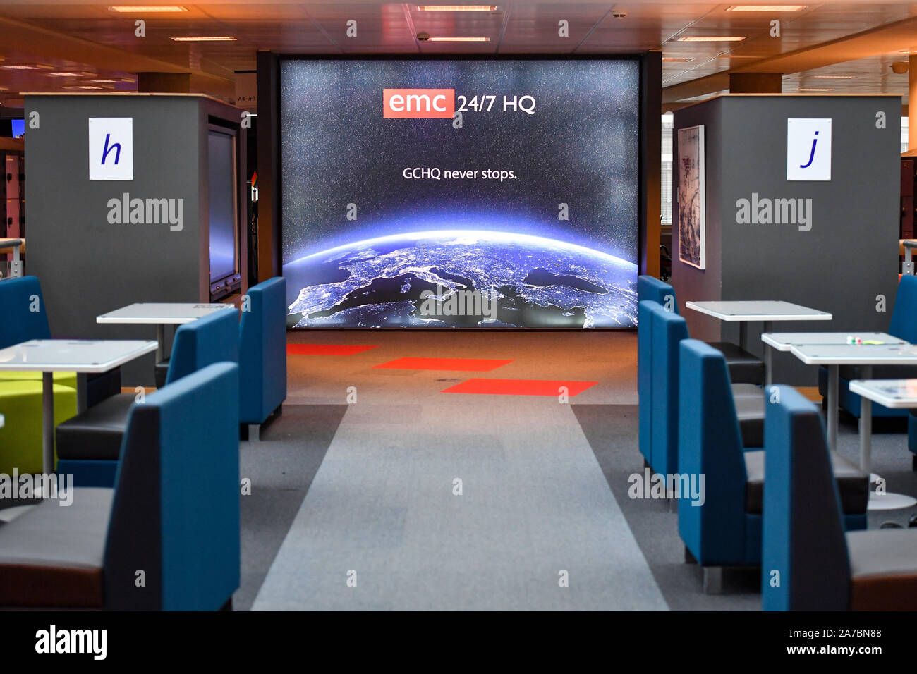 Le personnel d'une région à l'intérieur, Government Communications Headquarters GCHQ, communément connu sous le nom de l'organisation de renseignement et de sécurité la responsabilité de fournir le renseignement sur les transmissions et l'assurance de l'information au gouvernement et les forces armées du Royaume-Uni, basée à Cheltenham. Banque D'Images
