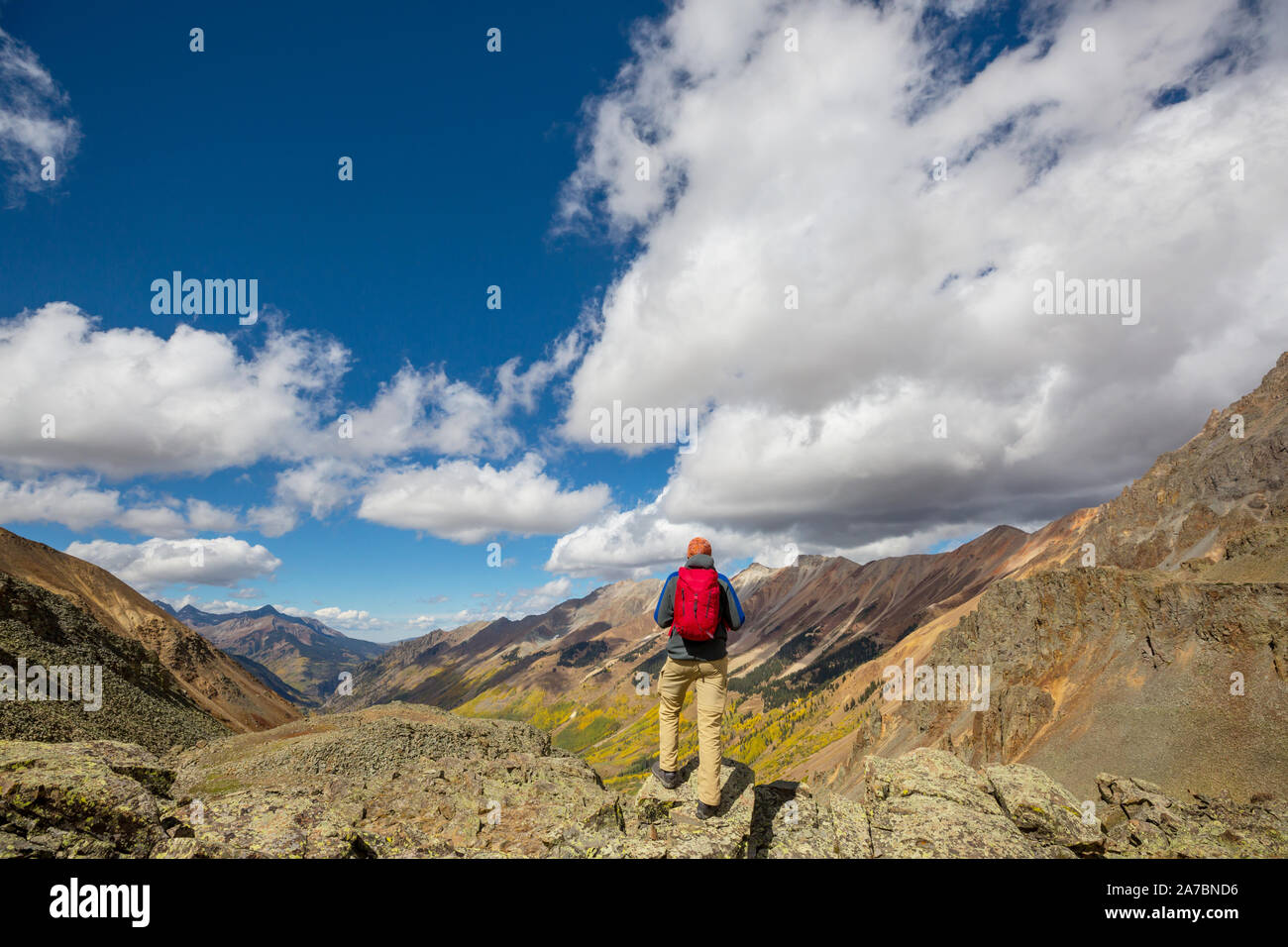 Homme randonnée dans les Rocheuses, au Colorado en saison d'automne Banque D'Images