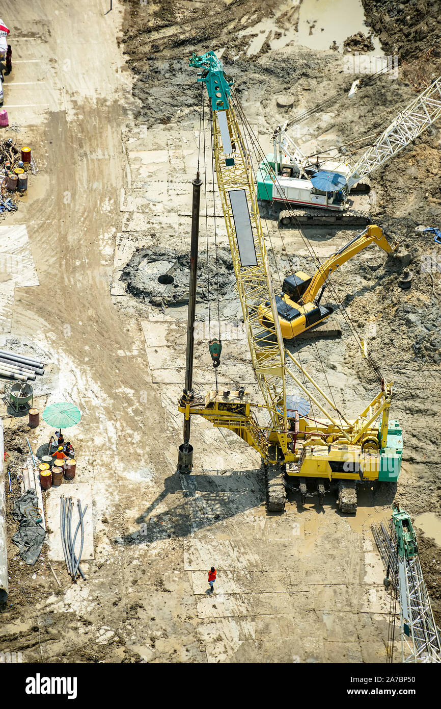 Vue aérienne de pieux forés en béton Travaux de la fondation sur un chantier de construction. Banque D'Images