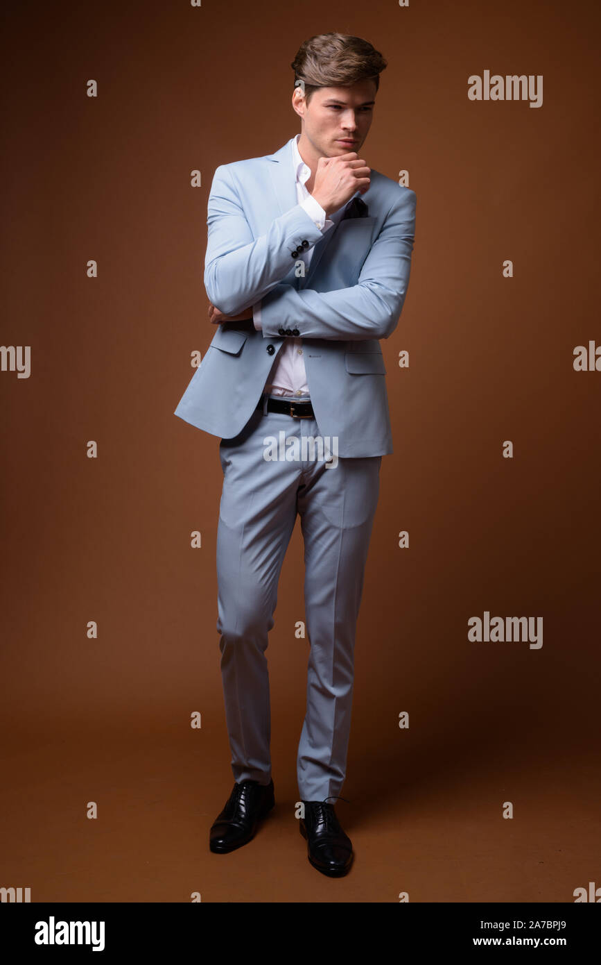 Studio shot of young handsome businessman in suit Banque D'Images