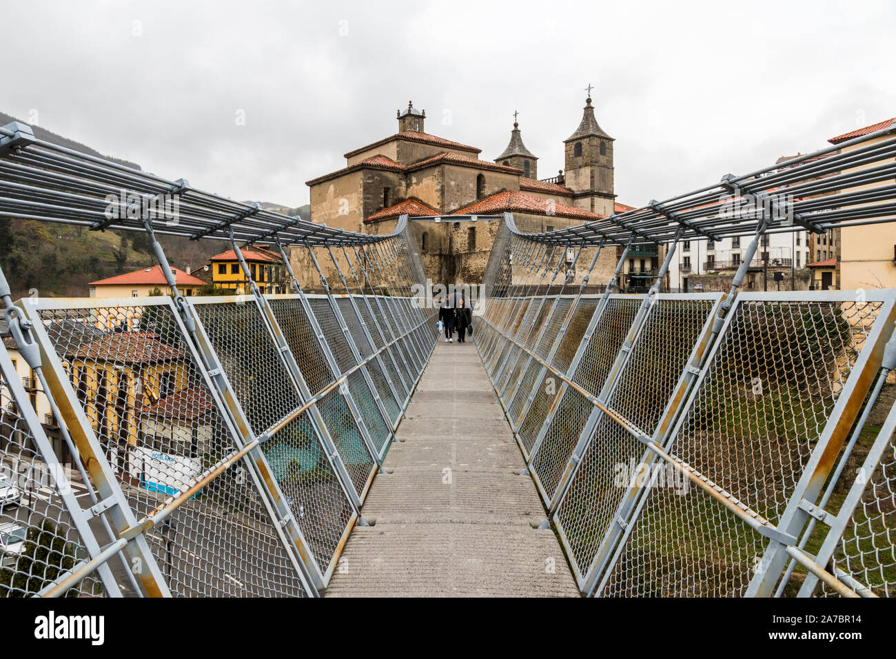 Cangas del Narcea, Espagne. L'église collégiale de Sainte Marie Madeleine, vu depuis le Puente Colgante (Pont suspendu) Banque D'Images