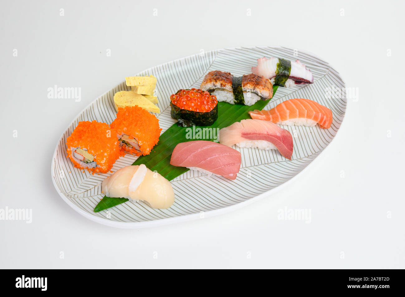 Variété de sushis nigiri japonais ensemble d'aliments traditionnels on white plate Banque D'Images